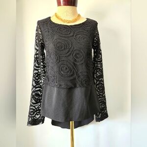 WAGGON PARIS lightweight Lace Overlay Hi-Lo Top. Size Small